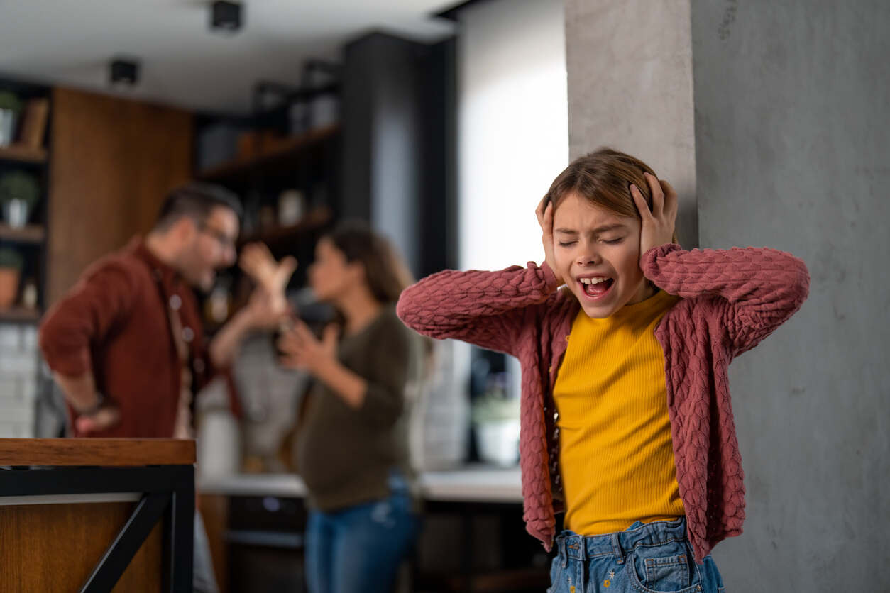 Child reacting to conflict, highlighting the critical issue of domestic violence in Iowa child custody cases.