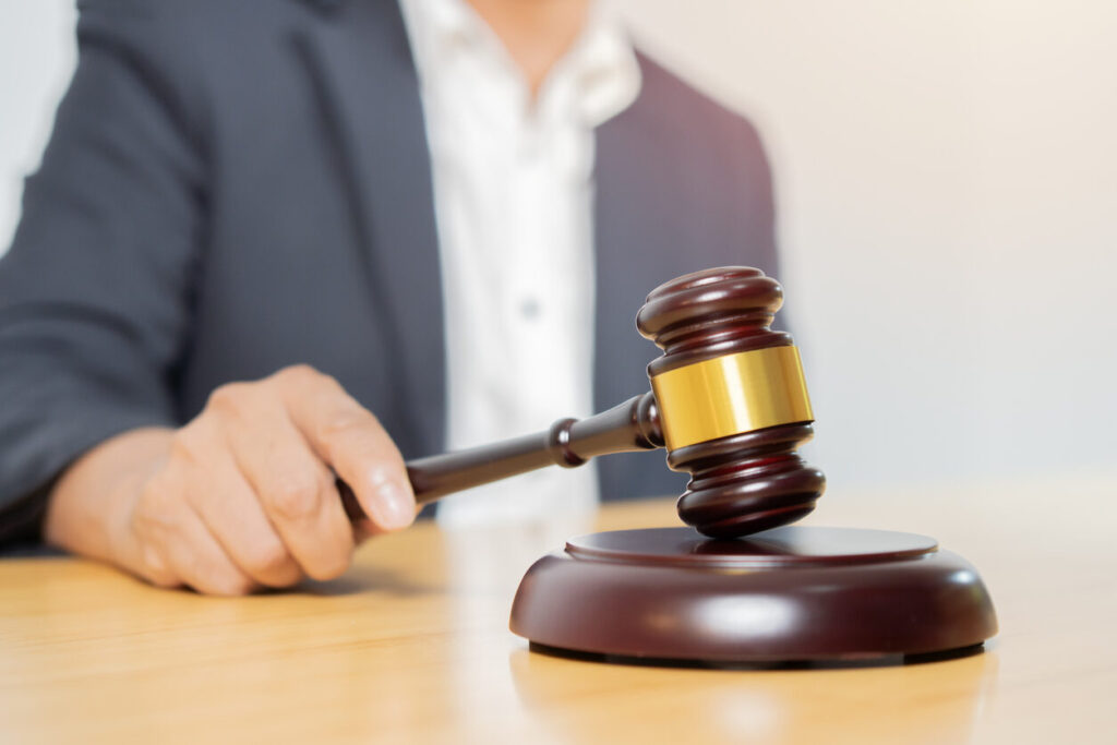 Judge’s gavel symbolizing what to expect during the divorce process in Des Moines, Iowa family court